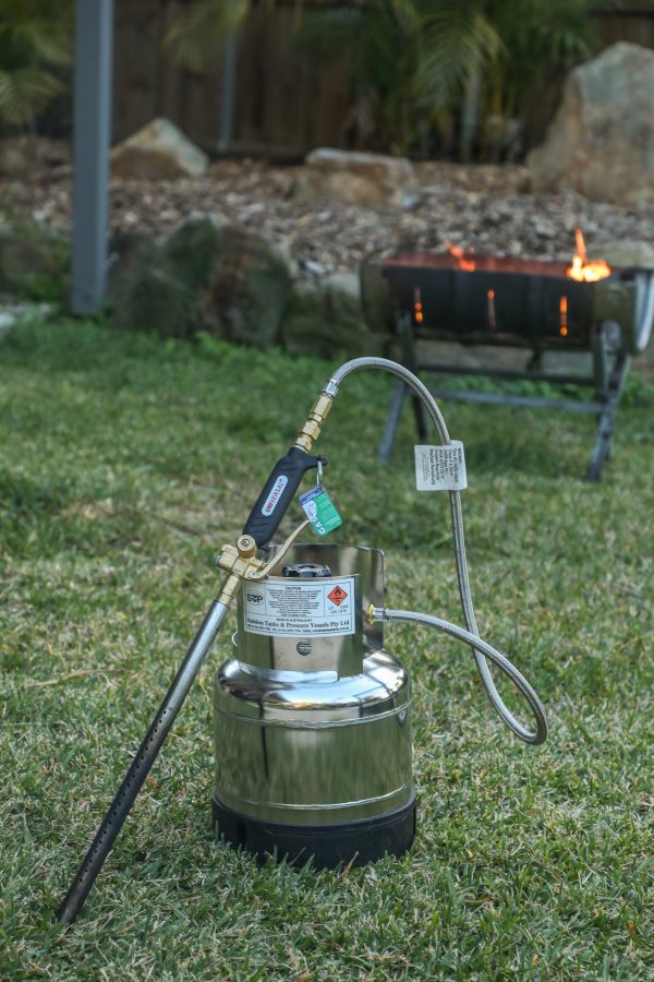 Fire-starting tool connected to a LPG gas bottle